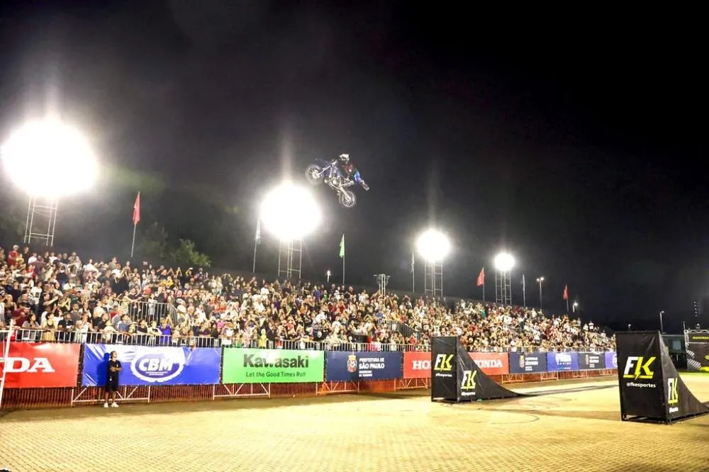 Arena Freestyle estreia em Pindamonhangaba com grandes nomes do motociclismo radical