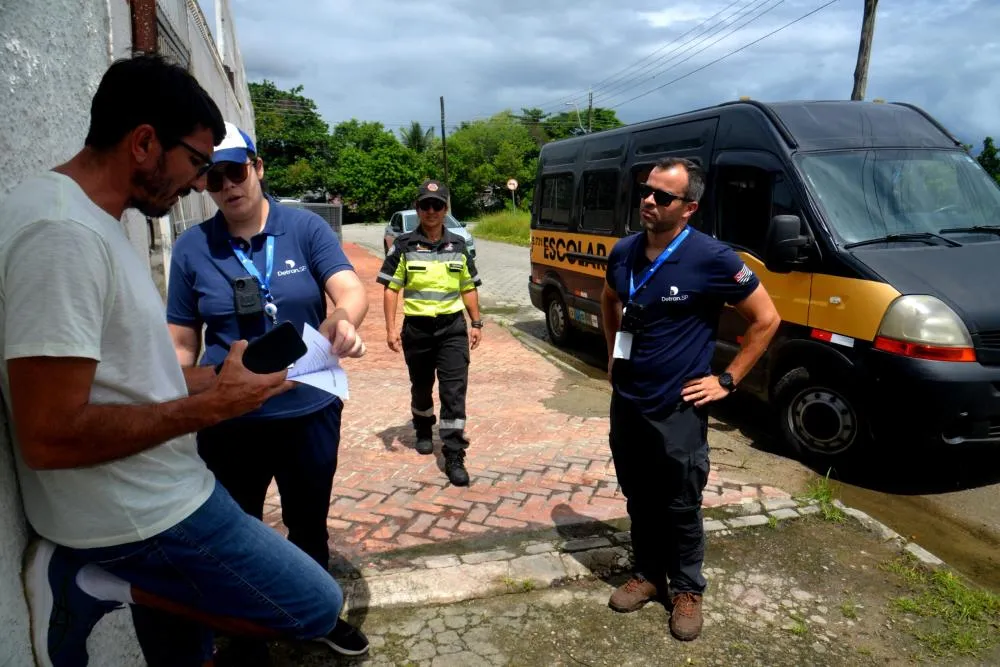 Caraguatatuba e Detran realizam ação para alertar sobre riscos dos pontos cegos no trânsito