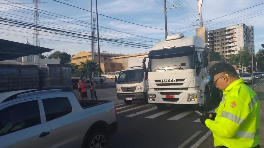 São Sebastião intensifica fiscalização de veículos pesados em vias urbanas