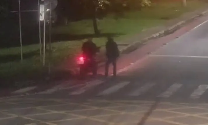 Câmeras identificam tentativa de furto de moto e GCM detém suspeitos em Pindamonhangaba