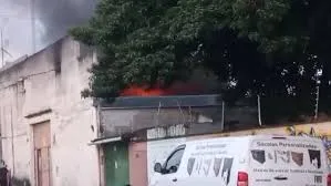 Incêndio atinge fábrica de papel e mobiliza Corpo de Bombeiros em Jacareí