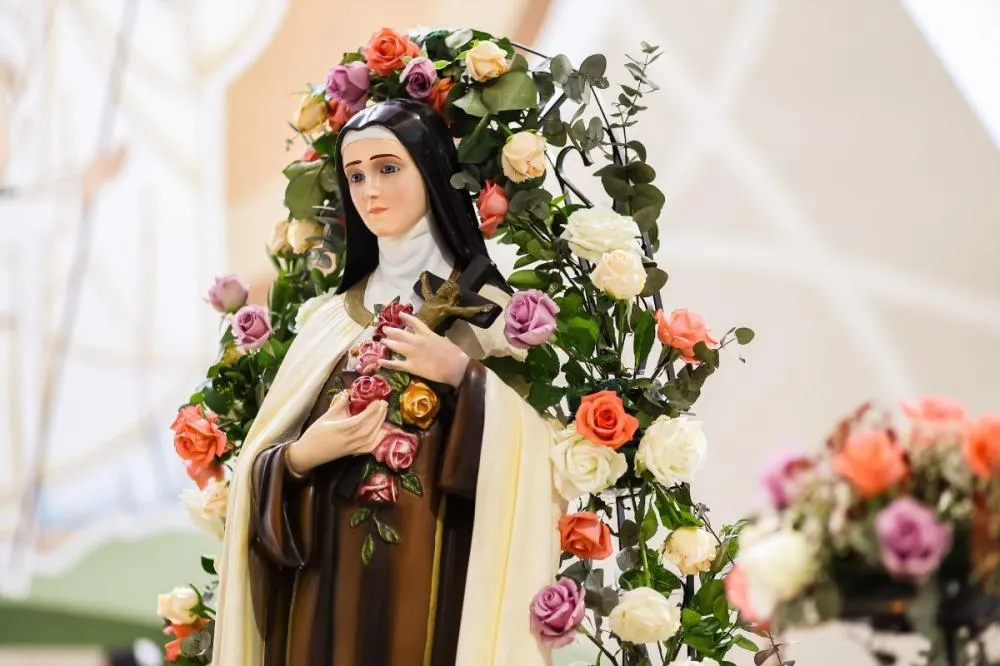 Santa Teresinha: conheça a história da freira que prometeu uma “chuva de rosas” e ensinou a