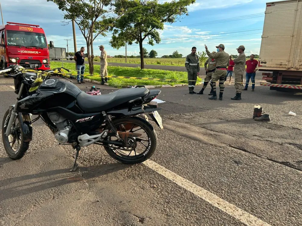 Colisão frontal entre motocicletas deixa um morto e outro gravemente ferido na Rio-Santos, em Caraguatatuba