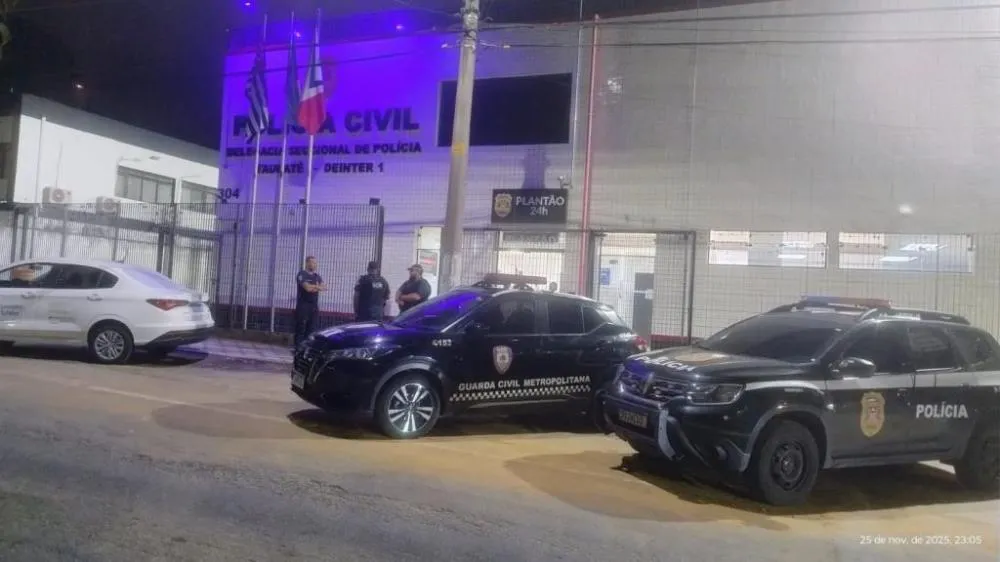 GCM flagra pichação no Centro de Pindamonhangaba e conduz envolvidos à delegacia
