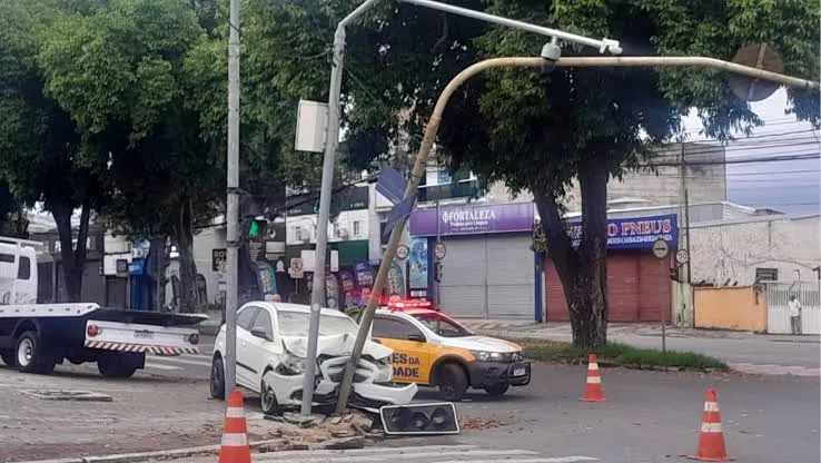 Carro bate em poste do CSI e danifica semáforo na Avenida Andrômeda, em São José dos Campos
