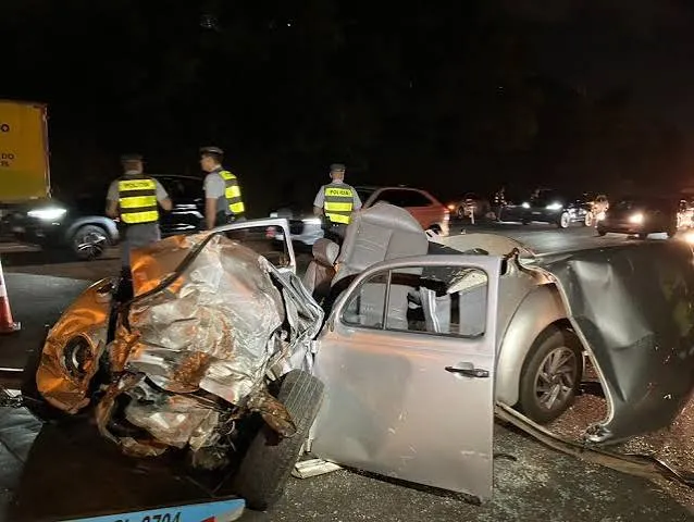 Duas pessoas morrem após caminhonete atingir traseira de Fusca na Rodovia Dom Pedro I
