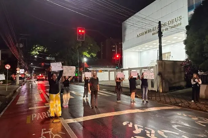 Amigos e familiares fazem protesto e pedem Justiça após morte de estudante de Medicina em Taubaté
