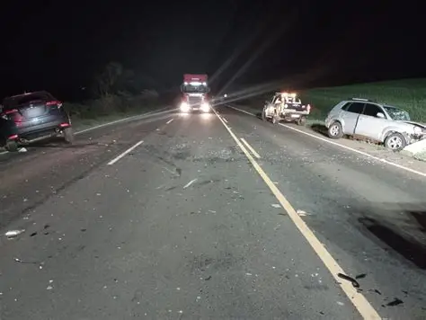 Grave acidente entre dois carros deixa uma pessoa morta e quatro feridas em São José dos Campos