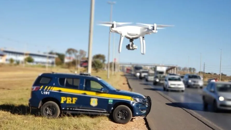PRF reforça fiscalização na Via Dutra com drones e helicóptero durante romarias para Aparecida