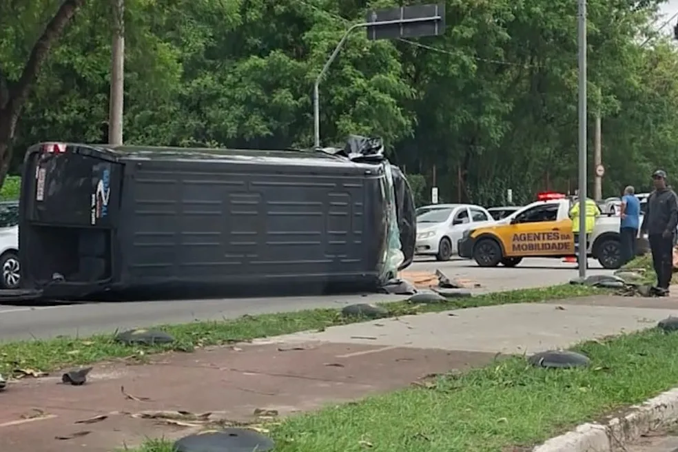 Van tomba após bater em árvore na Via Norte em São José dos Campos