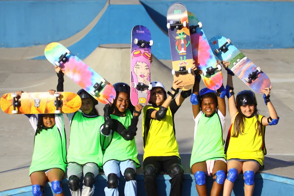 Estudantes do CETI Parque Planalto participam de experiência prática com skate em Taubaté