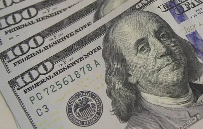 Ibovespa recua após recorde e dólar permanece abaixo de R$ 5 depois do primeiro turno das eleições