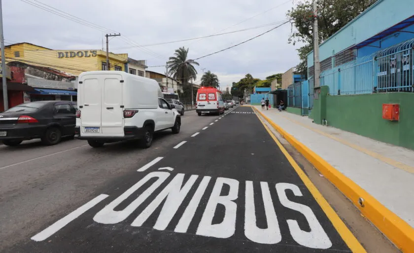 Nova baia de ônibus na Praça Independência busca melhorar trânsito no São João, em Jacareí
