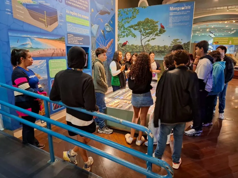 Jovens atendidos pela Fundac de Ubatuba visitam Museu Catavento em São Paulo