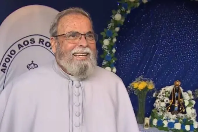 Padre Antonio Maria visita tenda de apoio aos romeiros na Dutra e incentiva trabalho de voluntários