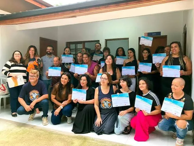 Primeira turma do curso de banho e tosa recebe certificados em Pindamonhangaba