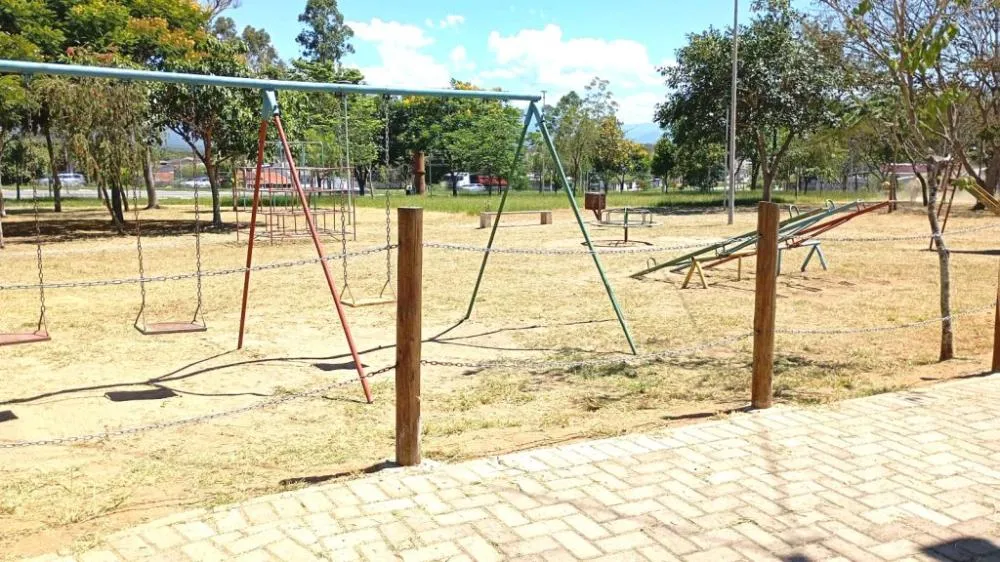Parque das Palmeiras e Praça Santo Antônio recebem serviços de limpeza e conservação em Pindamonhangaba