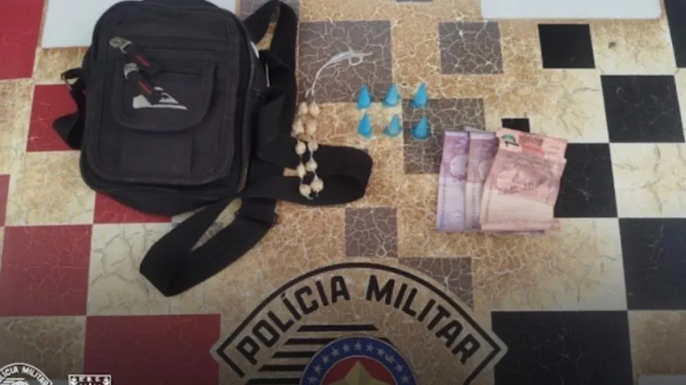 Adolescente é apreendido com cocaína e crack após tentar fugir da Polícia Militar em Pindamonhangaba