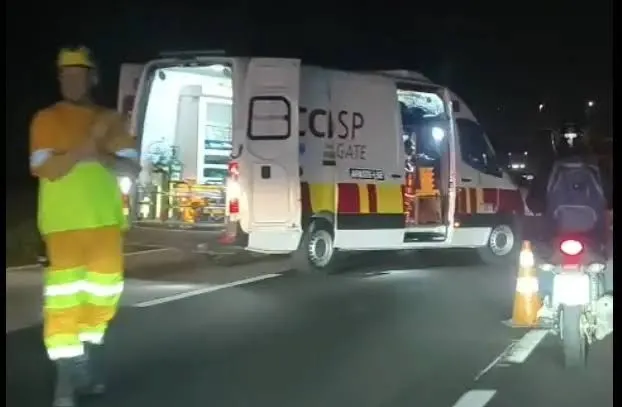Mulher de 32 anos morre após cair de motocicleta e ser atropelada por carreta na Via Dutra, em São José dos Campos