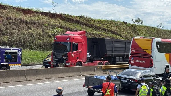 Acidente entre caminhão e carro deixa feridos na Rodovia Presidente Dutra