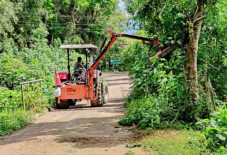 Prefeitura de Pindamonhangaba utiliza nova roçadeira com capacidade de atender até 15 quilômetros por dia no Ribeirão Grande