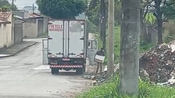 Denúncia com vídeo ajuda Prefeitura de Pindamonhangaba a identificar e multar responsável por descarte irregular
