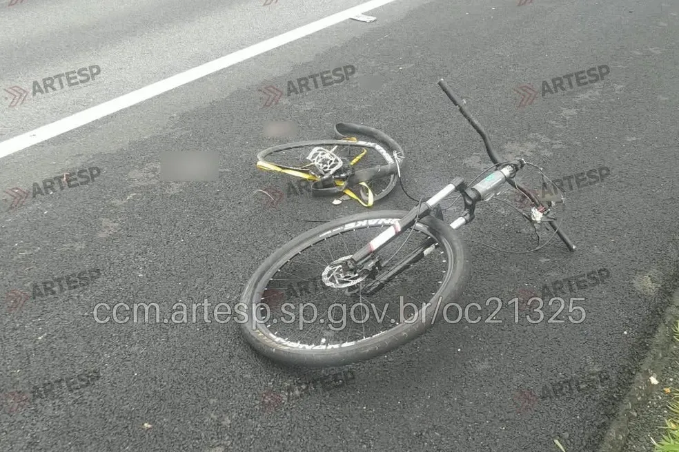 Ciclista morre após ser atingido por caminhão na Rodovia Carvalho Pinto, em Caçapava