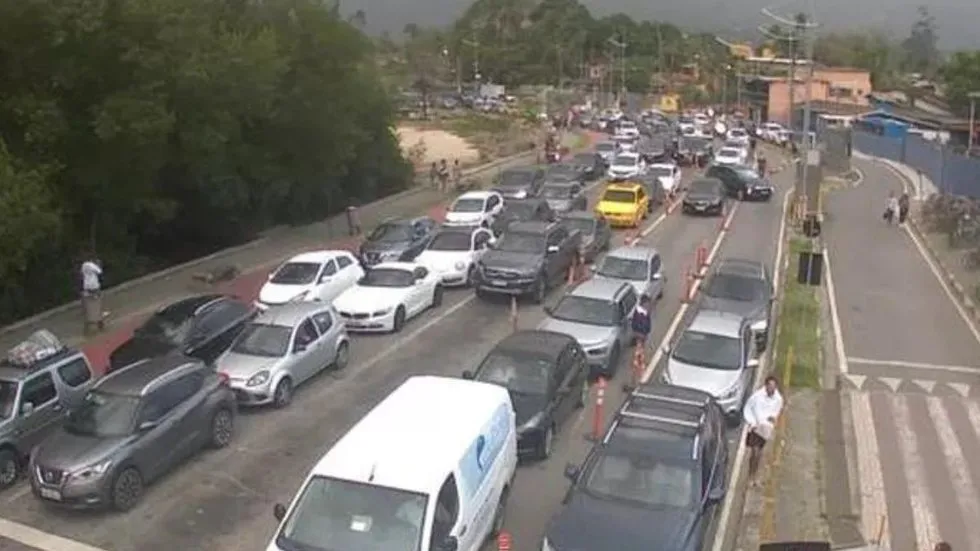 Ventos fortes paralisam travessia de balsa entre São Sebastião e Ilhabela nesta terça-feira