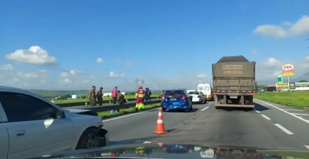 Engavetamento com carreta e quatro carros deixa três feridos e provoca congestionamento de 15 quilômetros na Via Dutra