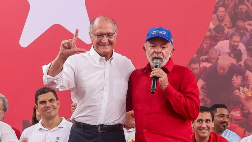 Geraldo Alckmin é recebido com manifestações favoráveis e contrárias ao governo após missa em Aparecida