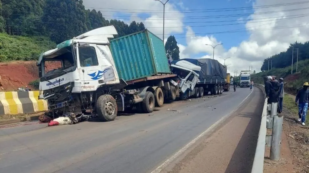 Contêiner se desprende de carreta e atinge carro na Rodovia Presidente Dutra, em Lavrinhas