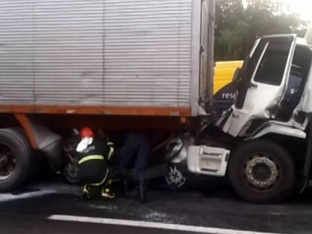 Engavetamento entre caminhões e carros deixa uma pessoa ferida e interdita Rodovia Fernão Dias, em Atibaia
