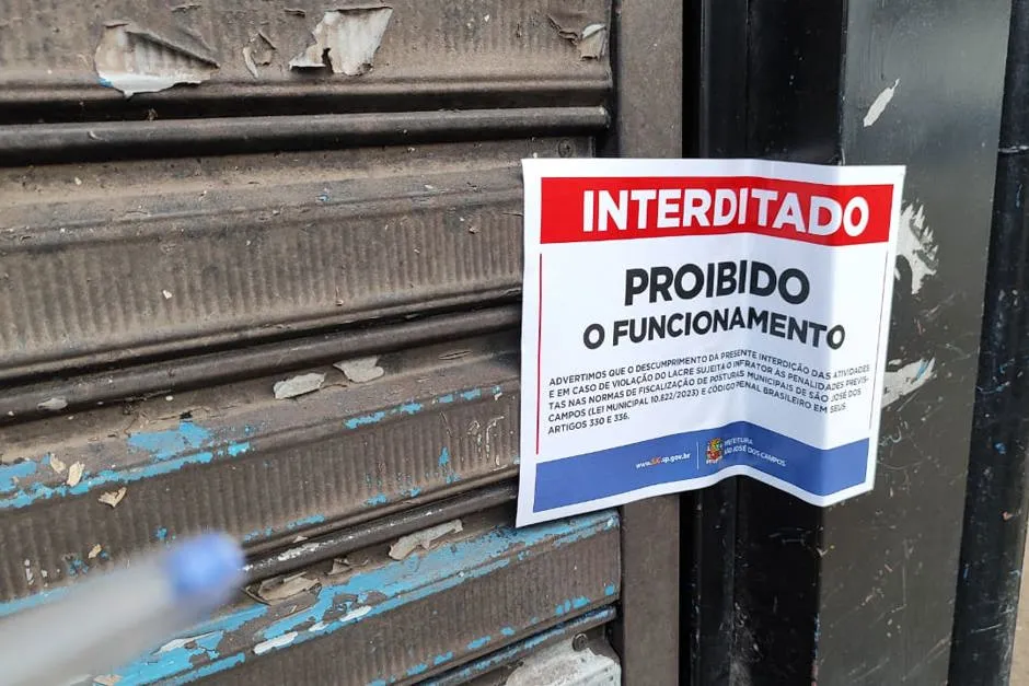 Forças de segurança prendem duas pessoas e fecham duas adegas em São José dos Campos