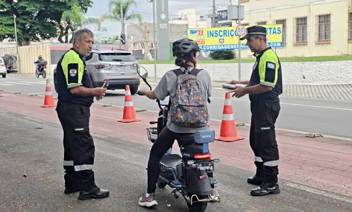 Taubaté reforça blitze educativas para orientar usuários de bicicletas elétricas durante outubro