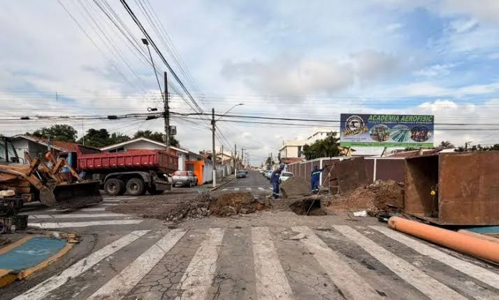 Tubulação de esgoto passa por reparo na região central de Pindamonhangaba