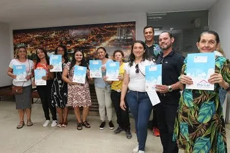 Famílias de Jacareí se emocionam com entrega de 52 títulos de regularização fundiária