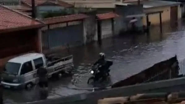 Temporal alaga casas e provoca perda de móveis no Jardim Imperial, em São José dos Campos