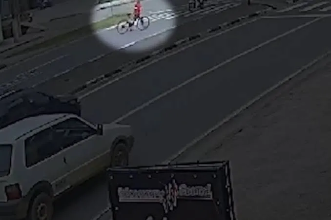 Vídeo mostra motociclista atingindo ciclista de 71 anos em faixa de pedestres em Caraguatatuba