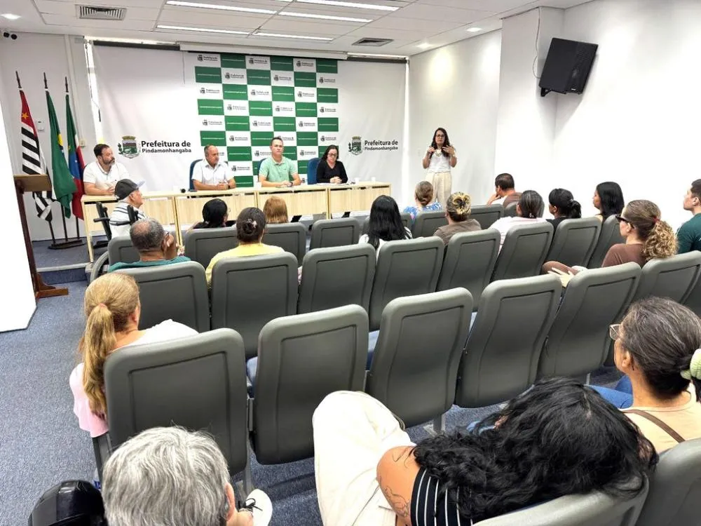 Pindamonhangaba reúne comerciantes e ambulantes para planejar programação do Natal 2026