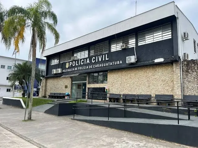 Jovem é baleada durante ataque a tiros contra casal em Caraguatatuba; suspeitos fugiram de motocicleta