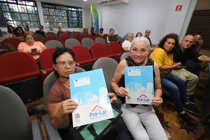 Jacareí entrega 52 títulos de propriedade e realiza sonho de famílias após décadas de espera