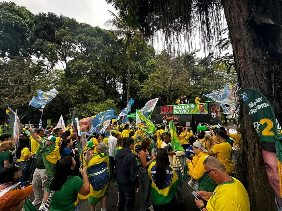 Apoiadores de Flávio Bolsonaro realizam manifestação em São José dos Campos a oito dias do segundo turno