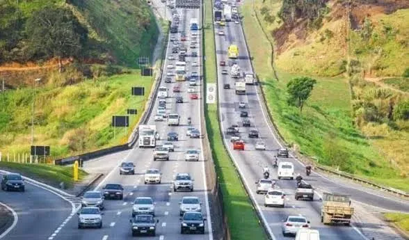 Engavetamento envolvendo três veículos provoca interdição de faixas na Via Dutra, em Taubaté