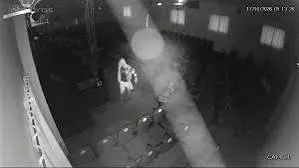 Homem invade igreja evangélica, furta equipamentos e acaba preso em Cruzeiro; ação foi registrada em vídeo