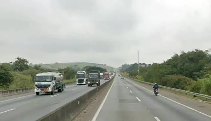 Colisão traseira entre motocicleta e carro deixa passageira ferida na Via Dutra, em Taubaté