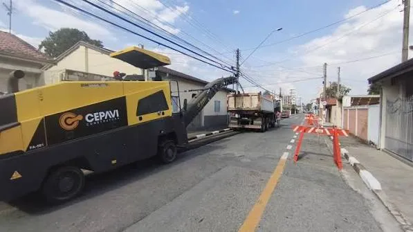 Pindamonhangaba conclui recapeamento da Rua General Júlio Salgado e prepara asfalto novo para outras vias do Centro
