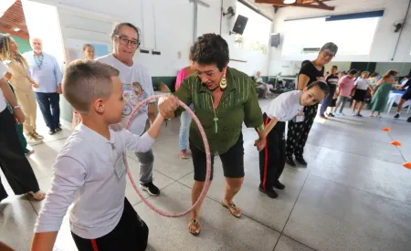 Encontro entre crianças e idosos promove troca de experiências e fortalece vínculos em escola de Jacareí