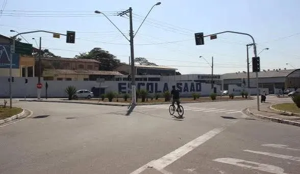 Avenida Amador Bueno da Veiga recebe manutenção no sistema de drenagem em Taubaté
