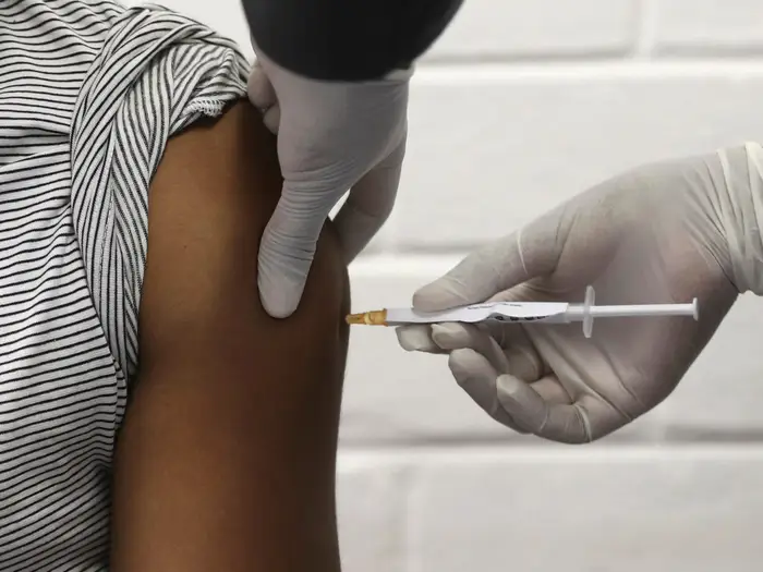 Vacina personalizada contra câncer reduz em 42% risco de retorno do melanoma ou morte em estudo internacional