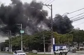 Incêndio atinge fábrica de carpetes em Jacareí, deixa três feridos e mobiliza 16 bombeiros